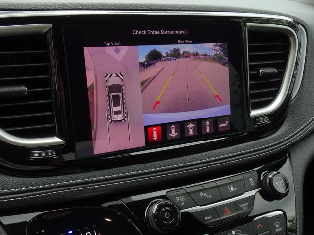 Used 2024 Chrysler Pacifica Limited w/ Uconnect Theater Family Group FWD image 21