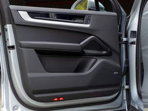 Certified 2025 Porsche Cayenne AWD/4WD image 21