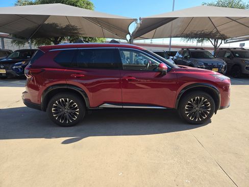 Certified 2025 Nissan Rogue Platinum FWD image 2
