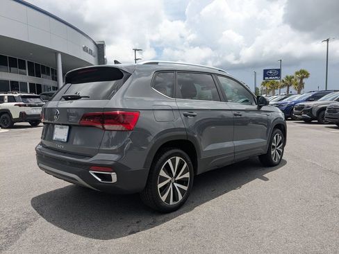 Used 2024 Volkswagen Taos SE w/ Panoramic Sunroof Package FWD image 4