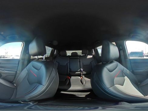 Used 2025 Jeep Compass Trailhawk image 41