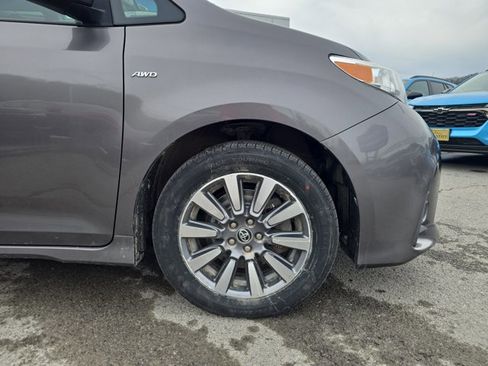 Used 2020 Toyota Sienna XLE Premium image 2