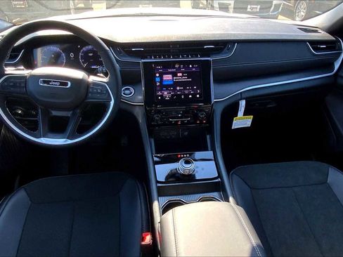 New 2025 Jeep Grand Cherokee Altitude image 5
