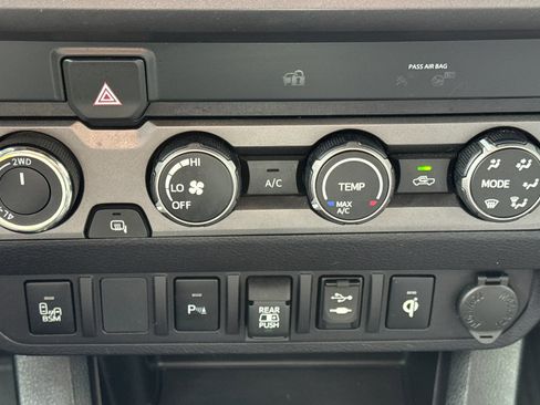 Used 2019 Toyota Tacoma TRD Off-Road w/ Technology Package AWD/4WD image 19
