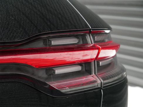 Used 2025 Porsche Macan image 8