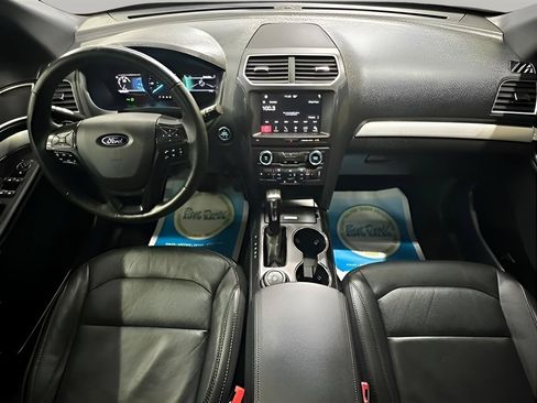 Used 2017 Ford Explorer XLT w/ Equipment Group 202A AWD/4WD image 14