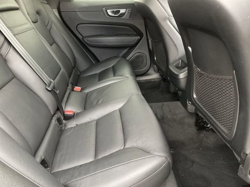 Used 2021 Volvo XC60 T5 Momentum w/ Premium Package image 27