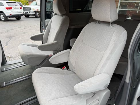 Used 2015 Toyota Sienna LE image 28