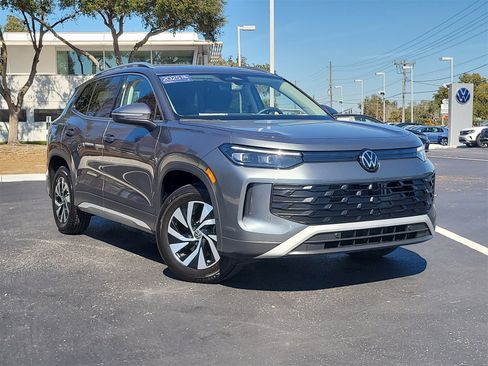 Used 2025 Volkswagen Tiguan S image 2