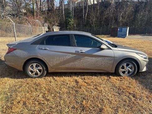 Used 2023 Hyundai Elantra SE image 8