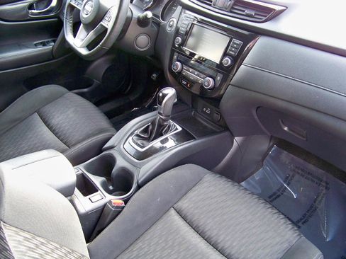 Used 2019 Nissan Rogue SV image 17