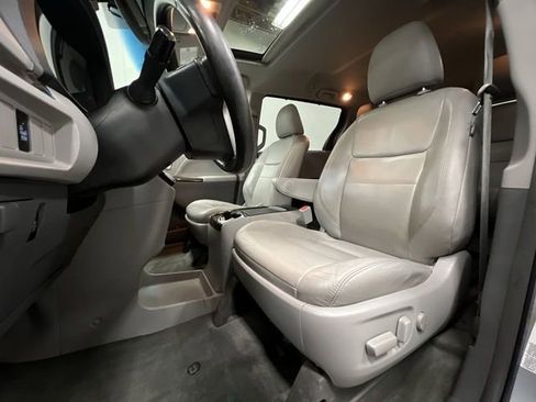 Used 2015 Toyota Sienna XLE image 19