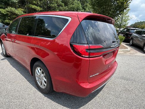 Used 2025 Chrysler Pacifica Select FWD image 10