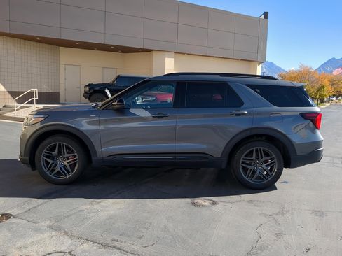 Used 2025 Ford Explorer ST-Line w/ ST-Line Street Pack image 9