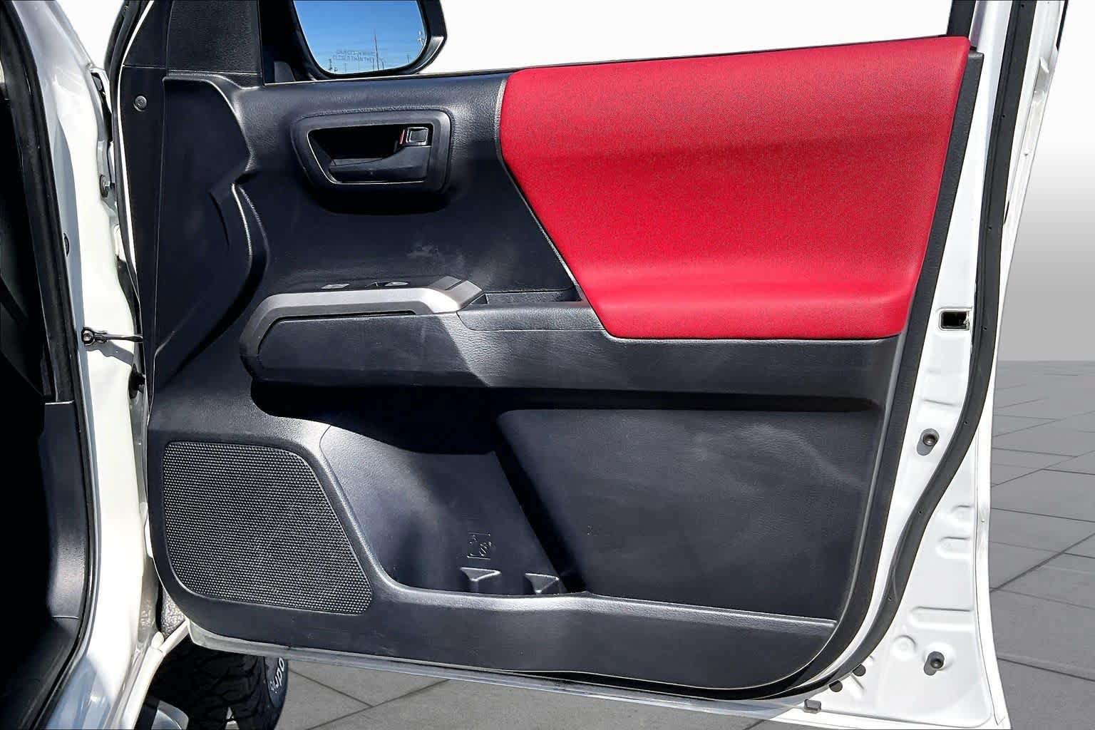 Used 2020 Toyota Tacoma SR5 RWD image 23