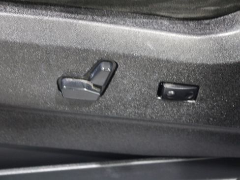 Used 2014 Chrysler Town & Country S FWD image 5