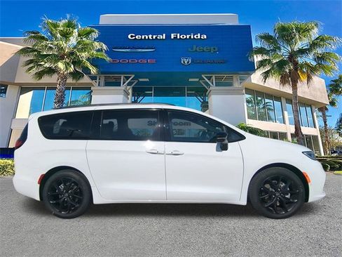 New 2026 Chrysler Pacifica Select w/ S Appearance Package image 4