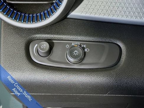 Used 2025 Chevrolet Trax LS w/ LS Convenience Package FWD image 12
