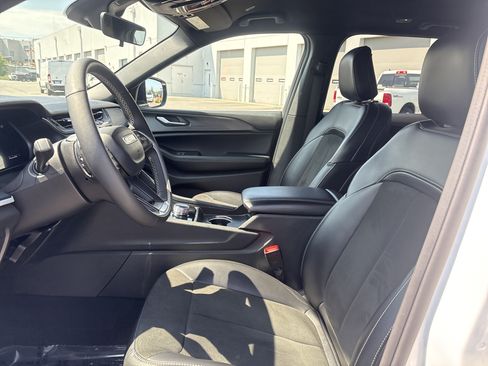 Used 2025 Jeep Grand Cherokee Altitude AWD/4WD image 18