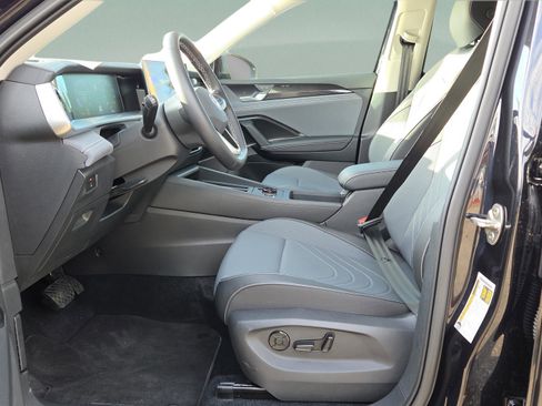 Used 2025 Volkswagen Tiguan SE FWD image 10