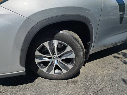 Used 2023 Toyota Highlander XLE AWD/4WD image 2