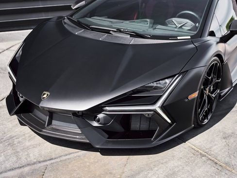 Used 2025 Lamborghini Revuelto image 8