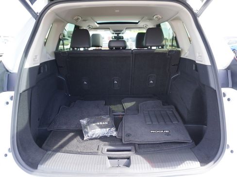 Used 2024 Nissan Rogue Platinum image 11