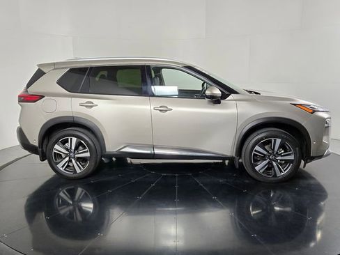 Used 2023 Nissan Rogue Platinum image 3