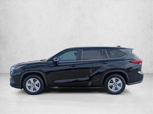 Used 2023 Toyota Highlander XLE image 9
