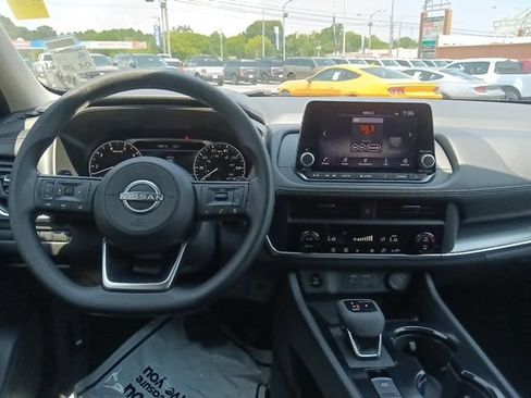 Used 2024 Nissan Rogue SV FWD image 25
