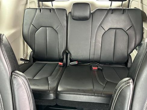 Used 2023 Chrysler Pacifica Touring-L image 19