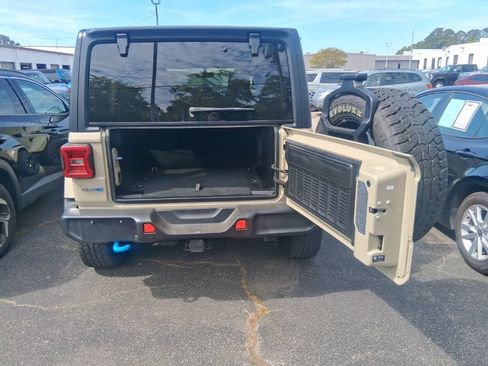 Used 2022 Jeep Wrangler Unlimited Sahara w/ Cold Weather Group AWD/4WD image 18
