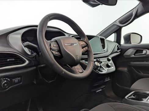 Used 2023 Chrysler Pacifica Touring FWD image 24
