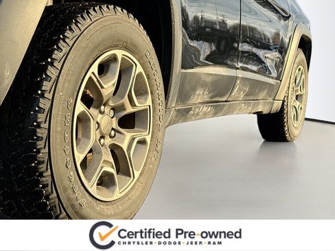 Used 2022 Jeep Cherokee Trailhawk image 16