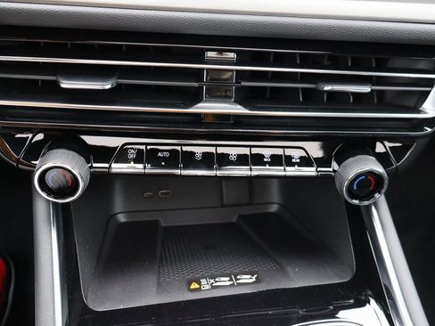 Used 2025 Chevrolet Traverse LT w/ Sun and Wheel Package image 13