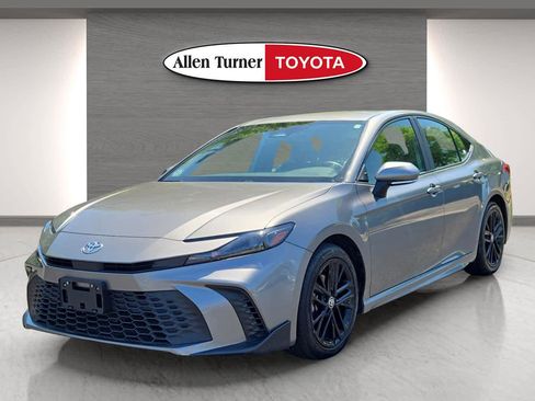 Used 2025 Toyota Camry SE image 3