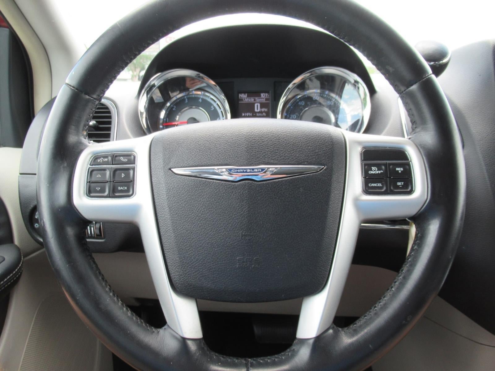 Used 2015 Chrysler Town & Country Touring FWD image 31