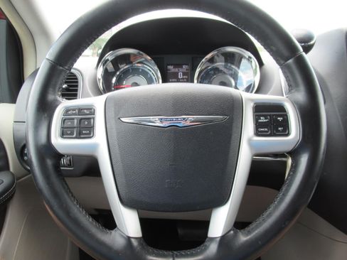 Used 2015 Chrysler Town & Country Touring FWD image 31