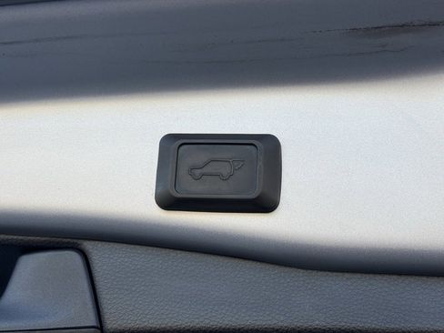 Used 2020 Toyota RAV4 XLE image 17