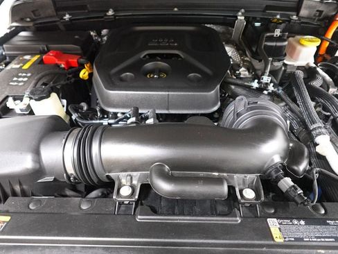 Used 2025 Jeep Wrangler Unlimited Sahara AWD/4WD image 32