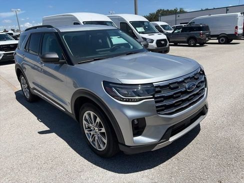 Used 2025 Ford Explorer Active w/ Active Comfort Package AWD/4WD image 3