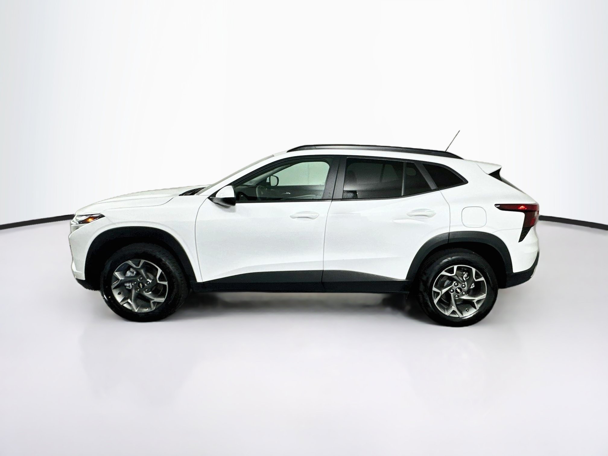 Used 2025 Chevrolet Trax LT FWD image 4