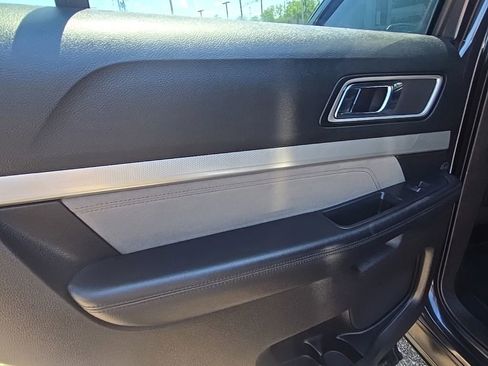 Used 2017 Ford Explorer XLT w/ Equipment Group 202A AWD/4WD image 32