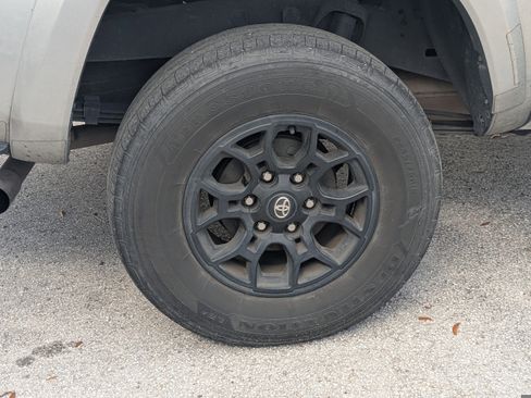 Used 2022 Toyota Tacoma SR5 w/ Technology Package image 10