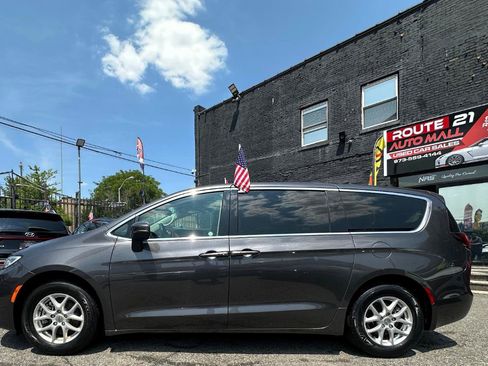 Used 2023 Chrysler Pacifica Touring-L FWD image 4