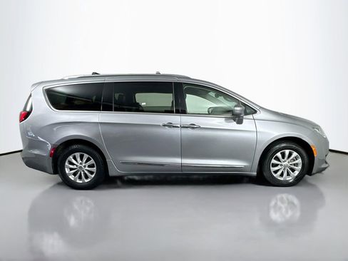 Used 2018 Chrysler Pacifica Touring-L FWD image 4