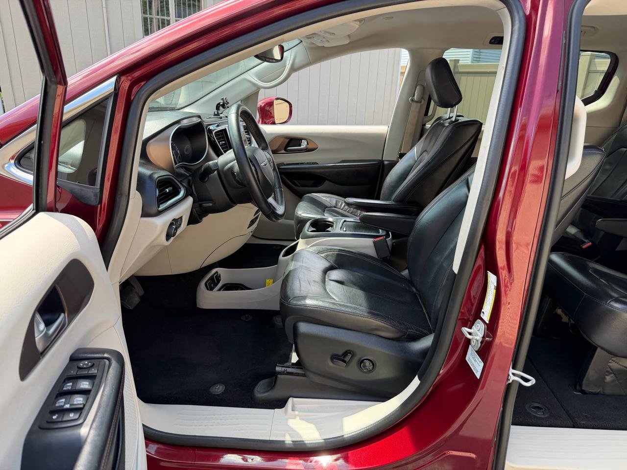 Used 2017 Chrysler Pacifica Touring-L Plus FWD image 14