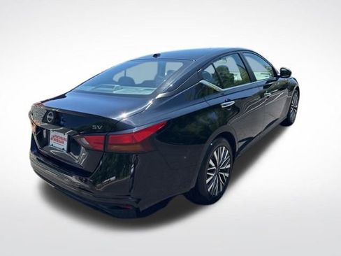 Used 2024 Nissan Altima 2.5 SV FWD image 5