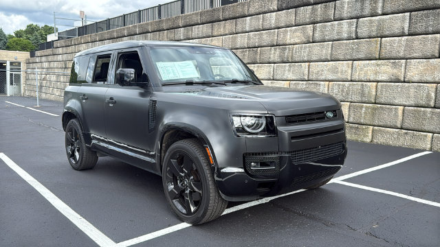 Used 2023 Land Rover Defender 110 V8 AWD/4WD image 2