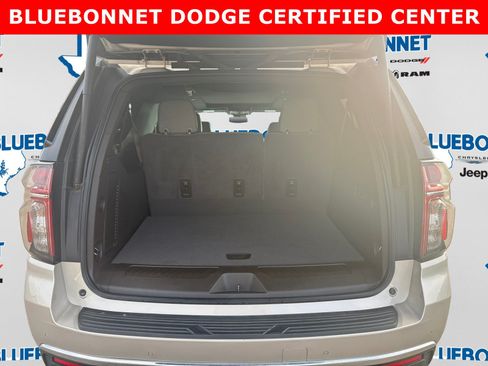 Used 2024 Chevrolet Suburban LT w/ Luxury Package RWD image 23